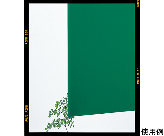 アクリル 緑 3×約650×1100mm 光沢のある緑色のアクリル板が立てかけられている状態