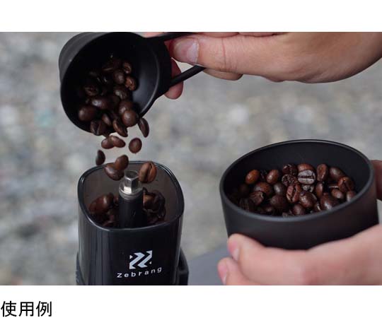 コーヒーキャニスター50G Zebrang 白い背景に置かれた、蓋の開いた状態の金属製容器