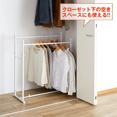 押入れ収納 伸縮押入れ2連ハンガー ハンガーラック 伸縮式のハンガーが2段に配置された状態で、衣類がかけられている様子