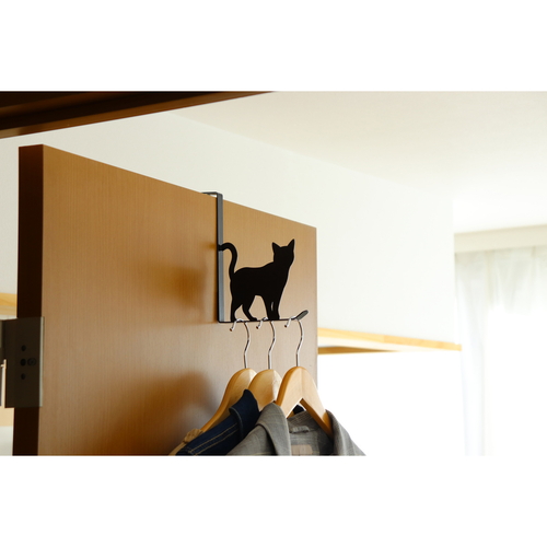 ドアフック　キャットドアフック　おさんぽ　ねこ　スチール　クロ 黒いスチール製のフックが壁に取り付けられ、シンプルなデザインが目を引く状態。