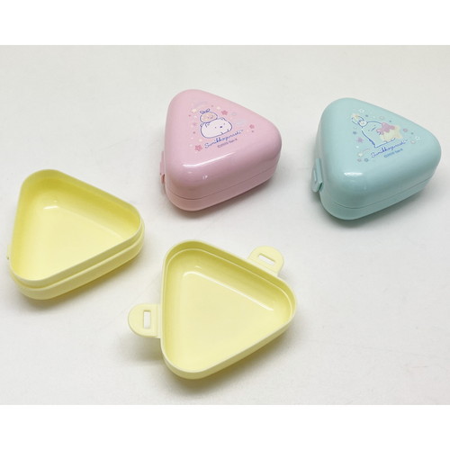 おにぎりケース　3個セット　すみっコぐらし　弁当箱 カラフルなデザインのケースが並んでいる様子