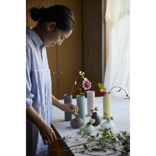 花瓶　AYA　フラワーベース　ロング　S　陶器　ピンク 柔らかなピンク色の陶器製フラワーベースが正面から見える状態