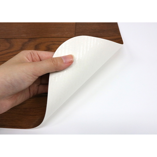 吸着キッチンマット　45x240cm　SEKM-4025　ダークブラウン 茶色のマットがフラットに広がり、木製のキッチンフロアに自然に馴染んでいる様子。