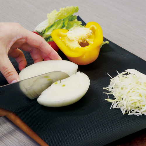 まな板シート　24cm×3m　詰め替え用　CUTTING 鮮やかなデザインのロール状パッケージが見える状態