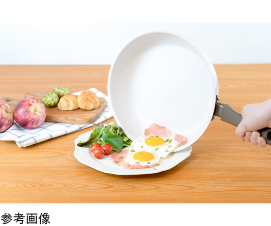 ララッテスルル IH フライパン 28cm 黒いフライパンが前面に置かれており、持ち手がしっかりとしたデザインになっている様子