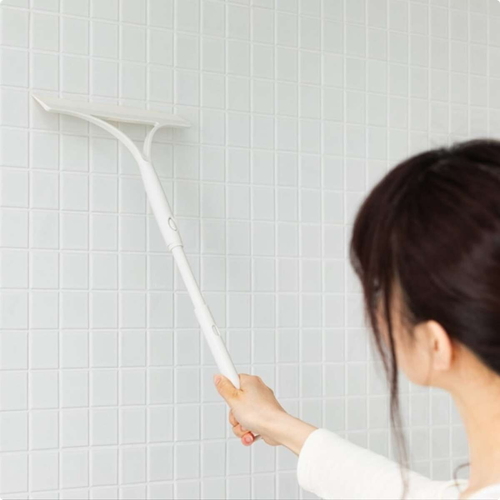浴室水切り　バスボンくん　のびーるスクイジー 幅広い刃と持ちやすいハンドルが特徴のスクイジーが正面から見える状態