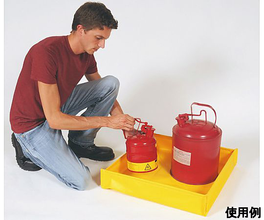 610x610x121mm/25L 折畳オイルトレイ 深い青色のトレイが折りたたまれた状態で、側面の高さが強調されている様子