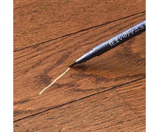 住まいのマニキュアブリスターパック単色　うす茶　1.5cc パッケージの上面が見える状態で、開封されたシール付きのブリスターパックが置かれている。