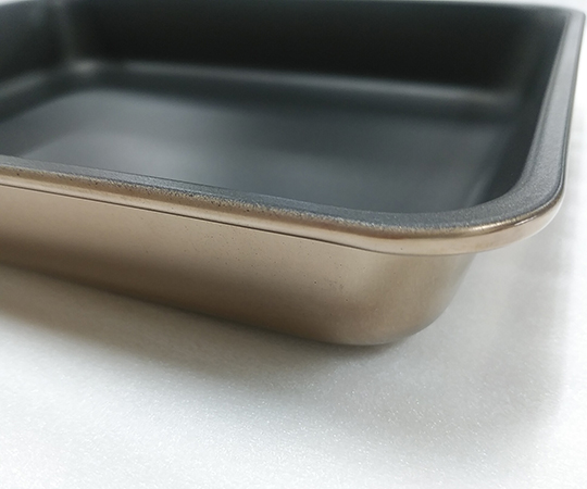 18-8ステンレス角バット 322×252×53mm 内面1コートフッ素付 光沢のあるステンレス素材が見える角型のバット、内部はフッ素コーティング加工が施された状態