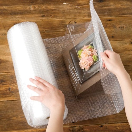 緩衝材 エア緩衝材ロール-3 30cm×5m巻(2巻) ヘッズ 緩衝材がロール状で丸まっている様子、パッケージが明るい色合いでデザインされている。