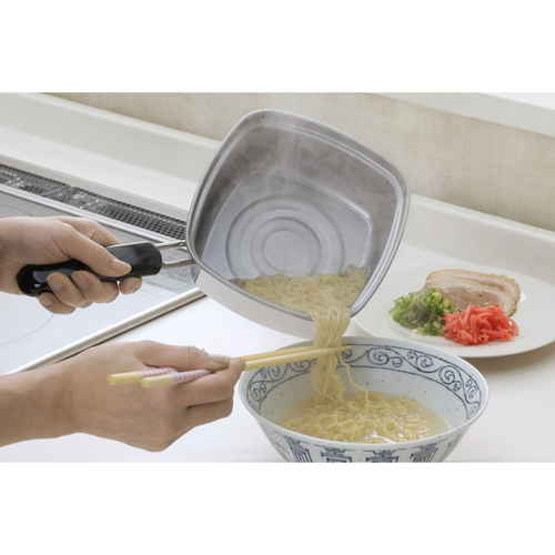 角型片手鍋 片手鍋 四角いラーメン鍋 角型 深型 15cm IH対応 鮮やかな色合いの深型鍋がスチール製の台に置かれている様子