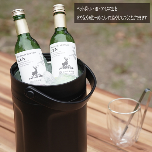 アイスコンテナ　4.5L　真空アイスマルチコンテナ4500　保冷 透明な蓋のついた頑丈な容器が、冷却された状態で置かれている。