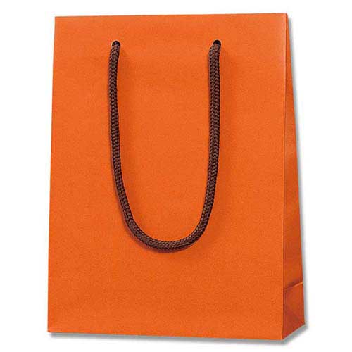 おしゃれなマット仕様で、オレンジの手提げ紙袋