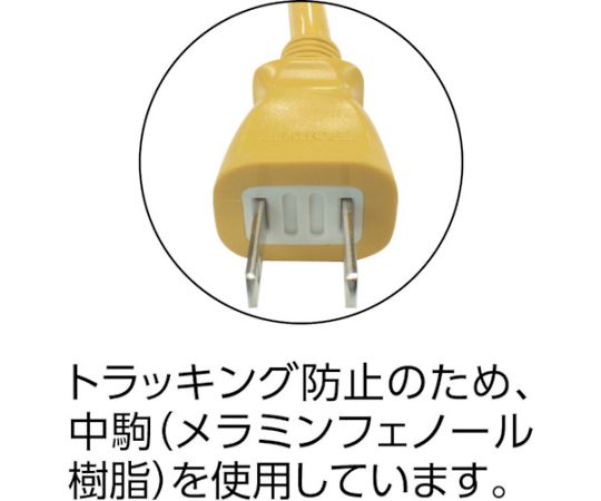 3個口ソフトタイプ延長コード　オレンジ 柔らかい素材で曲がった状態の延長コードがテーブル上に置かれている様子