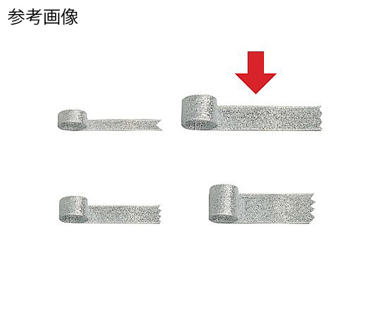 リボン 銀 華やかな光沢を持ったリボンが、しっかりと巻かれた状態で横向きに置かれている。