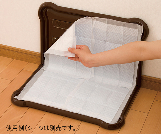 シーツぴたっとトレー ワイド ブラウン 480×630×26.5mm トレーの側面が見える状態で、ブラウン色の表面が滑らかに仕上げられている様子