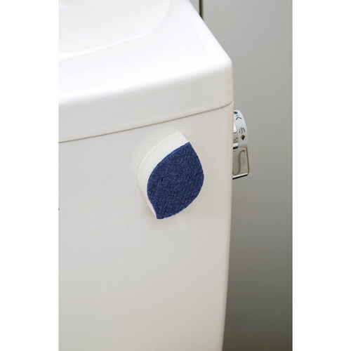 スポンジ　TFG01貼りつくトイレタンクボール洗い 明るい色合いの丸型スポンジがタンクにしっかりと貼り付いている様子