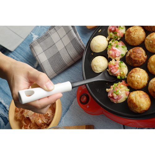 タコ焼き　スプーン　MOTTE　たこ焼きプレート用スプーン　日本製 商品の持ち手が目立つ角度で撮影された、クリーニング用の金属製スプーン。