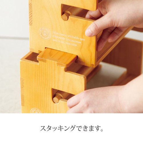 陳列備品 ウッドリボンラック-1(1個) ヘッズ 木製のリボンラックが斜めから見える状態で、中央にリボンをセットした部分が際立っている。