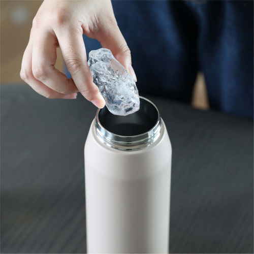 水筒　780ml　holms　ワンタッチアクティブボトル780　保温　保冷　ベージュ 持ち手付きで、蓋が開いた状態のボトルの側面