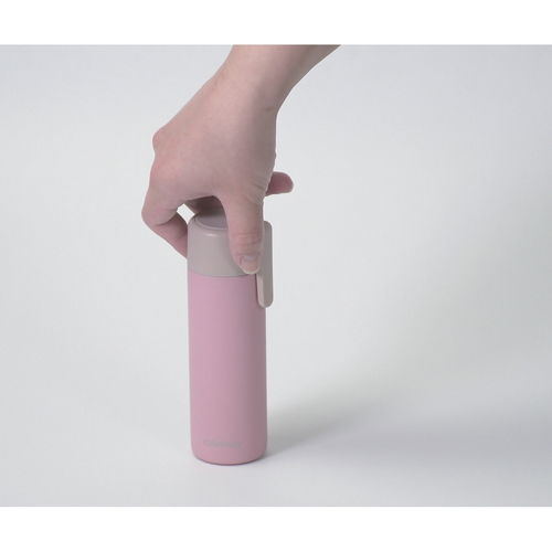 水筒　カフェマグ　クリップスリムマグ　130ml　ピンク 蓋付きで持ち手が見える状態、やや斜めからの撮影。