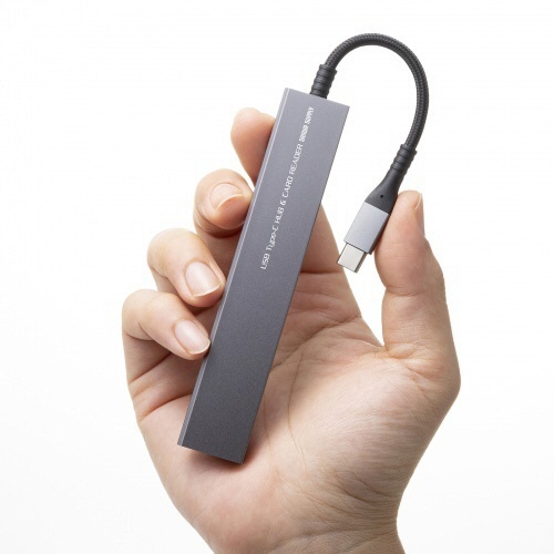 USB　5Gbps　3ポート　スリム　ハブ(カードリーダー付き・Type-C接続)　1個 滑らかな表面を持つスリムなハブが、Type-Cケーブルで接続されている様子