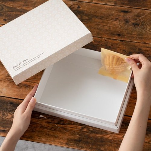 ギフト箱 ヨーロピアンギフトBOX クリーム-SS(10枚) ヘッズ クリーム色のギフト箱が整然と並び、上面は無地でシンプルなデザインが特徴。