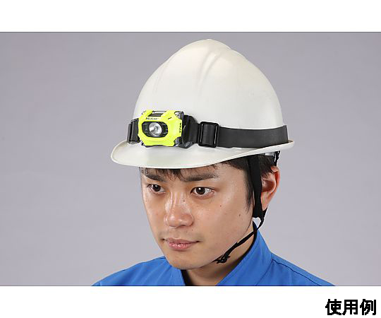 [単4x3本] ヘッドライト/LED(防爆構造/黄) 明るいイエローのヘッドライトが正面から見える状態、バッテリーが3本含まれているパッケージ付き。