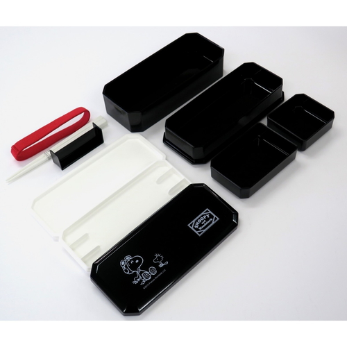 お弁当箱　松花堂弁当箱　スヌーピーBlack　600ml 黒い弁当箱にスヌーピーのデザインが施された正面の様子