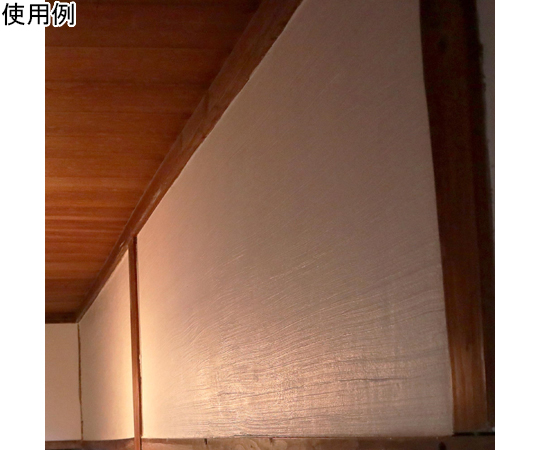 100％オーガニックしっくい　DIY　NURI2　5kg　ナチュラルホワイト 白いパッケージの前面に鮮やかなラベルが貼られ、周囲に木目調の背景がある状態