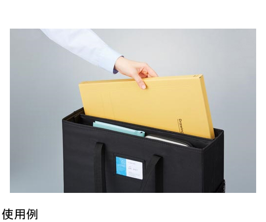ミーティングバッグ　A3サイズ対応 黒い布製のバッグが斜めに置かれ、持ち手が立ち上がっている様子