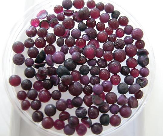 シリカゲル5-8青（NB）12.5kg 商品が段ボール箱に梱包されている様子で、青いシリカゲルが見える状態。