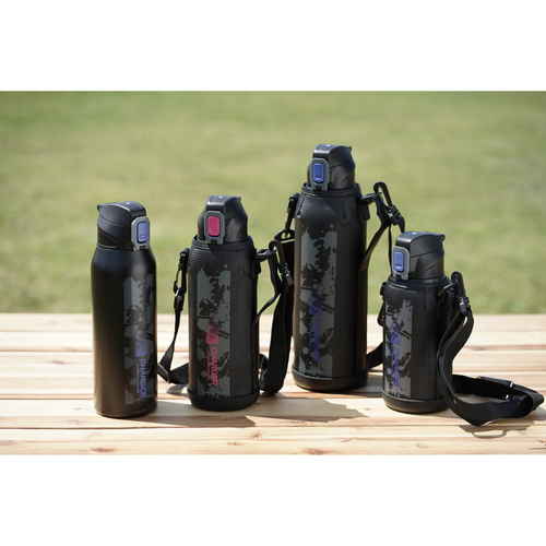 水筒　ファストチャージャー　ダイレクトボトル　800ml　ポーチ付 明るい色合いのポーチに収められた、水筒とキャップが並んでいる様子