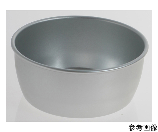 アルミ丸型容器　蓋付　120ΦX50 輝くシルバーのアルミ容器が蓋付きで、周囲は均一な形状を保っている。