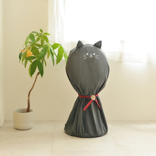 収納袋　猫家電カバー　扇風機カバー　クロ 黒地に白い猫のイラストが描かれた、扇風機を覆うカバーの全体像。