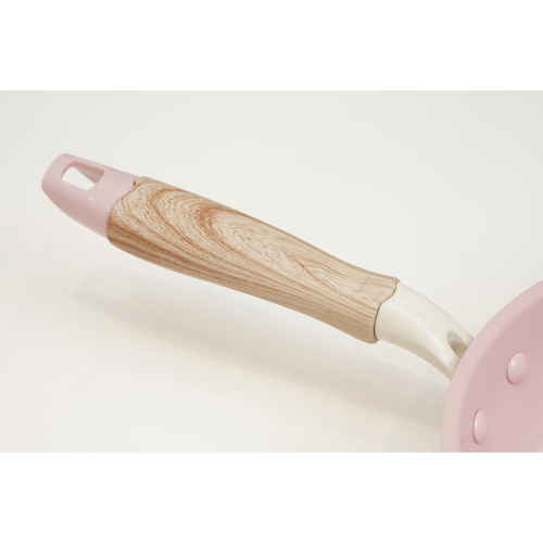 炒め鍋　ハルミック　セラミック加工　IH対応軽量いため鍋　28cm　ペールピンク 優しいペールピンクの軽量鍋が側面から見える状態、持ち手はシンプルで使いやすそう。