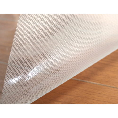 キッチンマット　拭ける　60×240cm　クリア 透明な表面が光を反射し、ユニークなデザインが全体に広がる様子