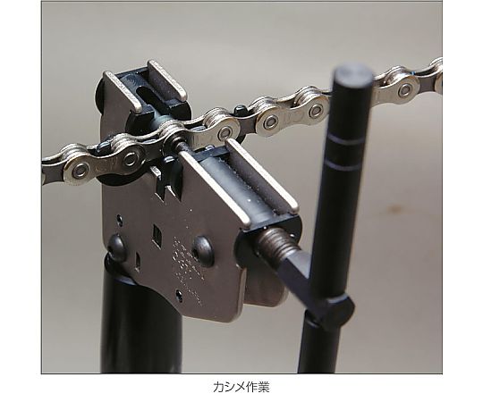 チェーン切り 工具の刃先が見える角度で置かれた状態