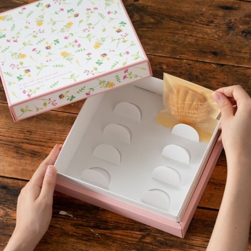 ギフト箱 ナチュラルフラワーギフトBOX-M(10枚) ヘッズ ナチュラルな花模様が施されたギフトボックスのセットが整然と並んでいる様子