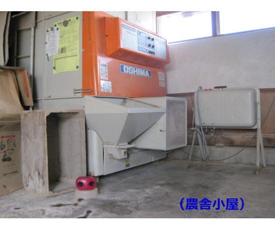乾電池式ねずみ防除器 上面から撮影された装置で、スイッチと通気孔が見える状態。