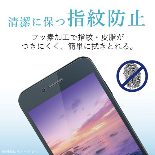 iPhone8Plus　フィルム　防指紋　反射防止 透明なフィルムが広がる状態で、光沢が抑えられた質感が感じられる。