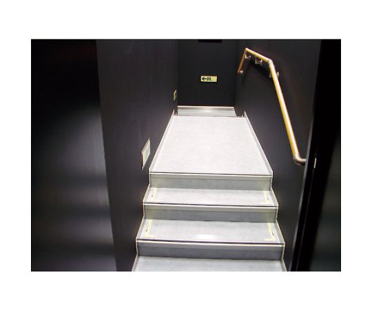 中輝度蓄光テープ50mmX5m 明るい緑色のテープが巻かれた状態で、ロール状に収められている。