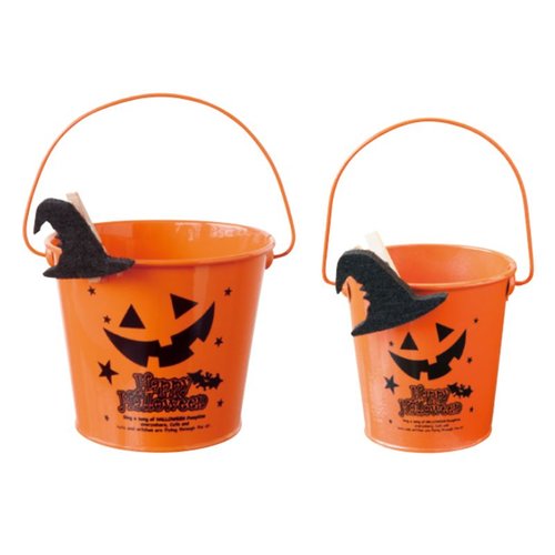 フラワー什器 ブラックハロウィンブリキバケツ-S(6個) ヘッズ 鋭角的なハロウィンデザインの小型バケツが並んでいる様子