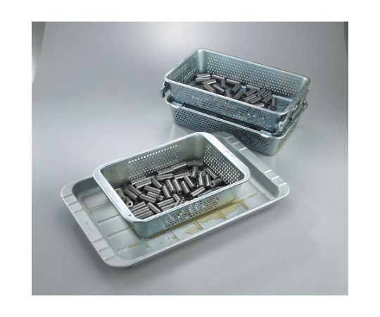 スチール容器 取手付パンチングBOX 有効内寸370×201×94 角度を変えて撮影された取手付きのパンチングBOXの側面、内部が広く見える状態