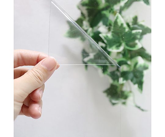 920x 900mm 窓用遮熱シート(日差し22%カット) 平らな面に置かれた透け感のあるシートが光を反射している様子