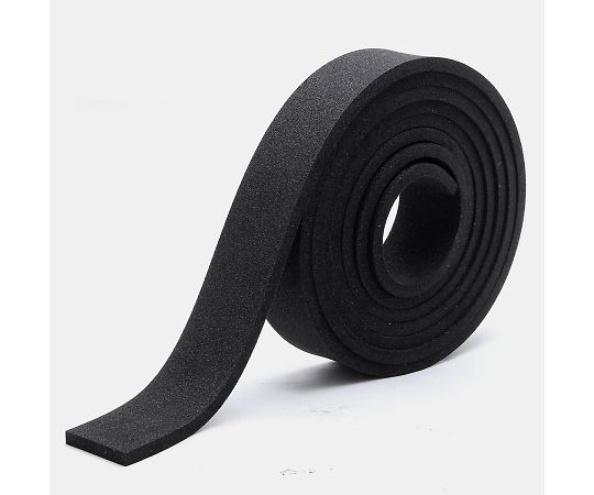 平型スポンジPE 5×30mm×2m 白い平型のスポンジが長さ2mにわたり、柔らかくしなやかな様子で見える状態
