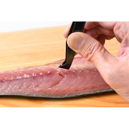 骨抜き　大人の焼魚　骨ぬき パッケージの上部に商品が横向きで配置され、焼き色が付いた表面が目を引く状態。