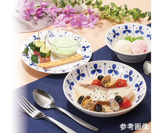 パン皿 ピアット 白い陶器の皿が中央に配置され、周囲に鮮やかな色合いのパンが盛られた様子
