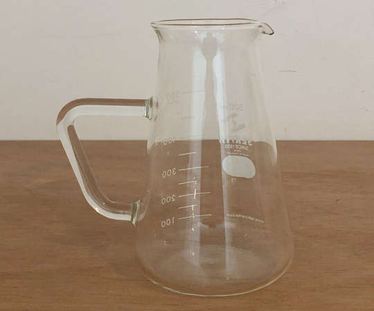 取っ手付きコニカルビーカー 500ml 透明な容器の側面が見え、取っ手がしっかりと付いている状態