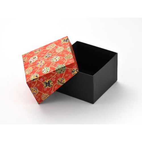 贈答箱 小物ケース 京華シリーズ 友禅No.3373 丸蓋仕様 瑞光明 鮮やかな友禅模様が施された丸蓋の小物ケース、側面からのアングルで表現されたデザインが際立つ。